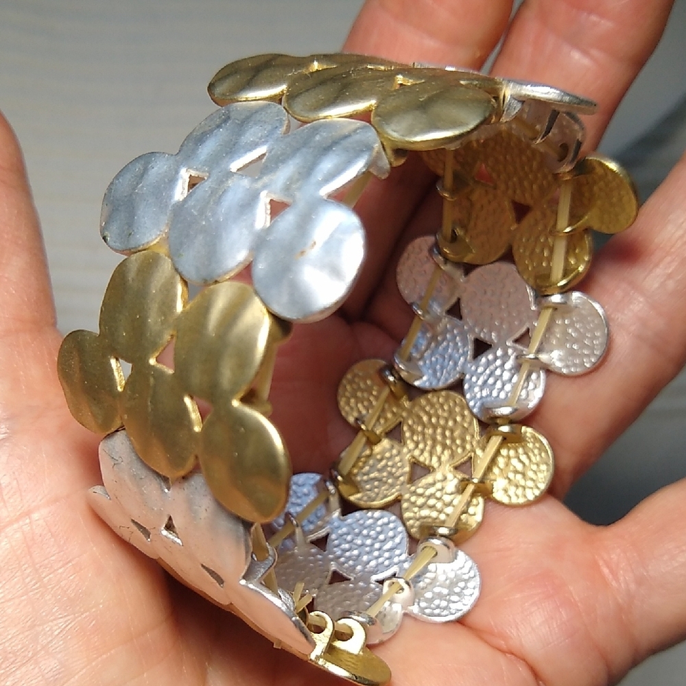 Muted Metal Gold and Silver Flower-Pattern Stretchy Bracelet